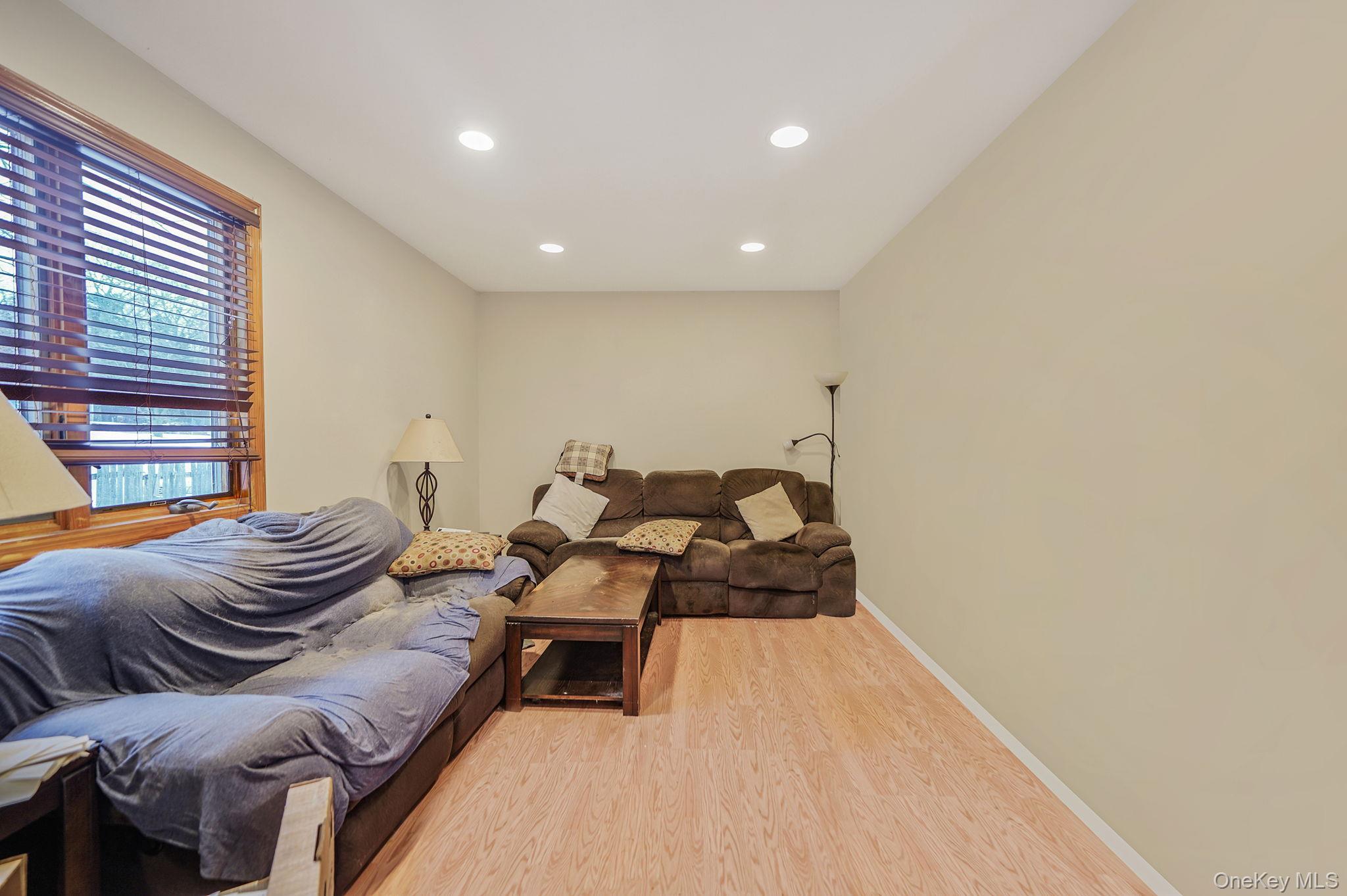 Single Family New Suffolk County, NY 11725, MLS-967355-4