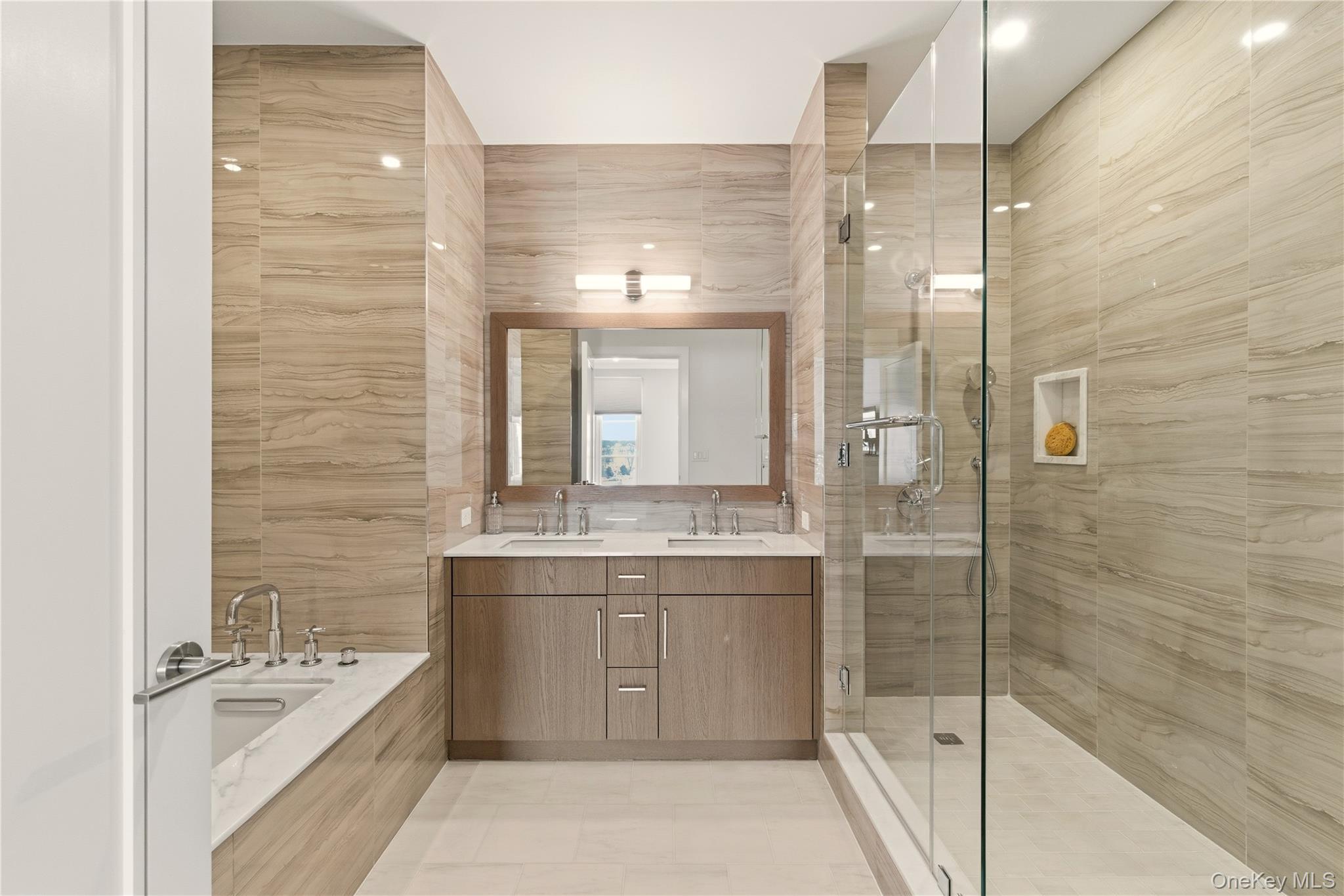 Condo Garvies Point  Nassau County, NY 11542, MLS-967473-14