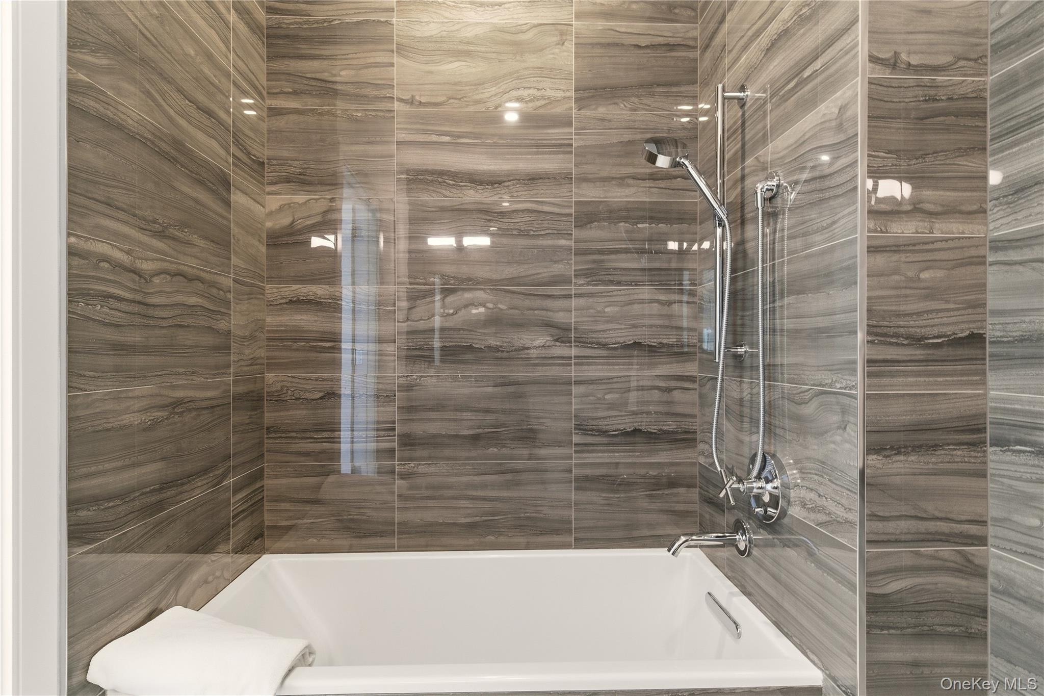 Condo Garvies Point  Nassau County, NY 11542, MLS-967473-16