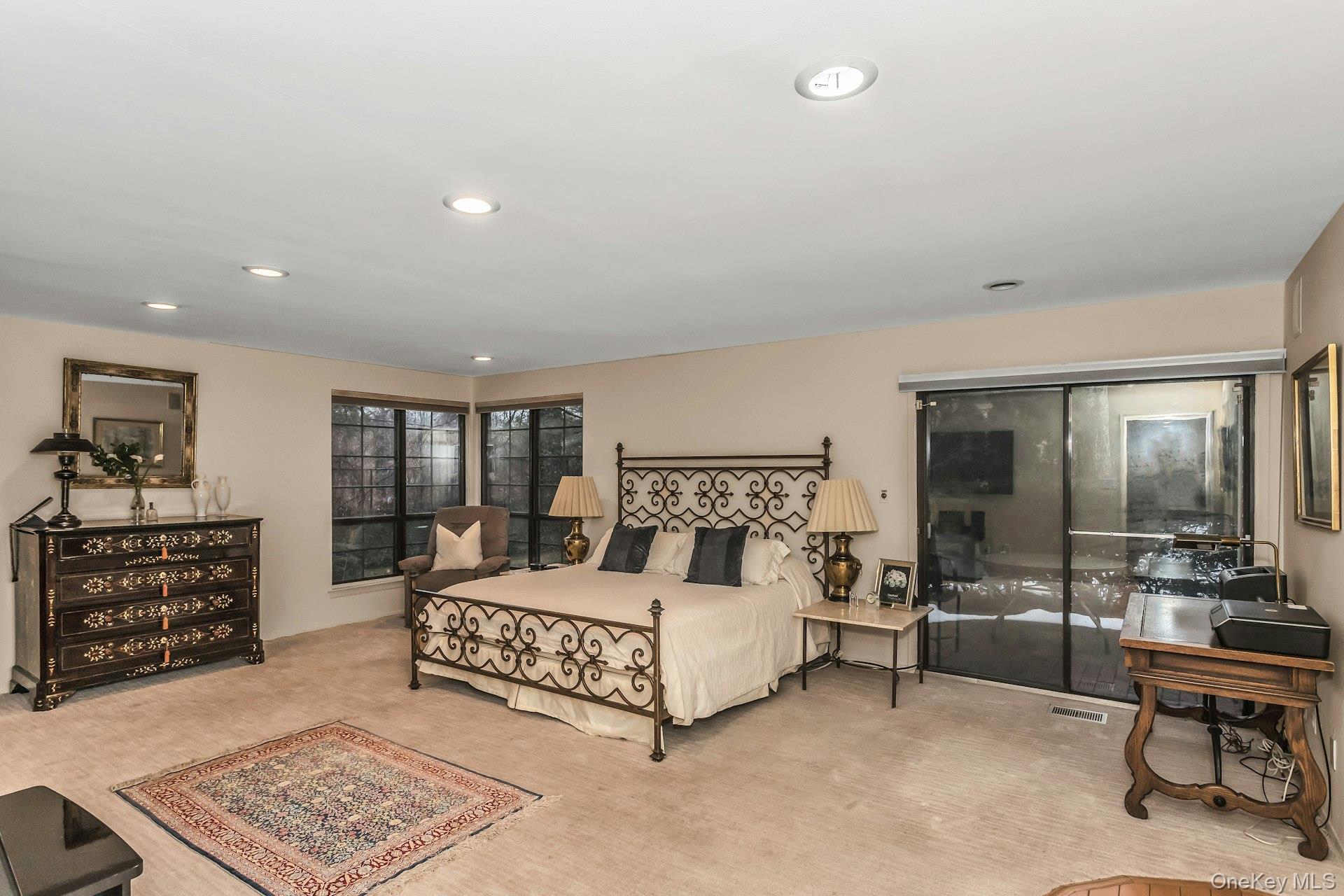 Condo Linnet  Nassau County, NY 11030, MLS-967661-10