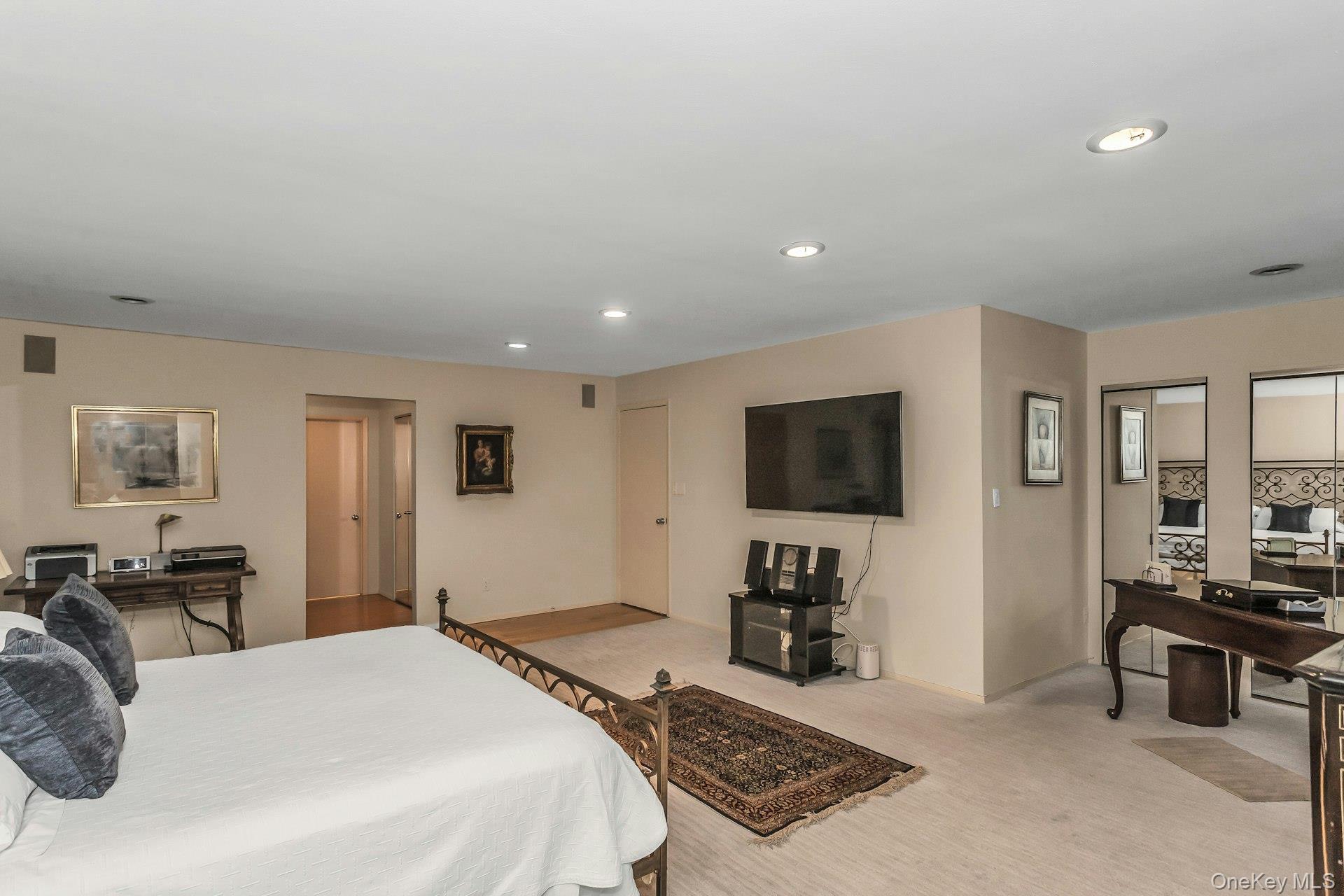 Condo Linnet  Nassau County, NY 11030, MLS-967661-12