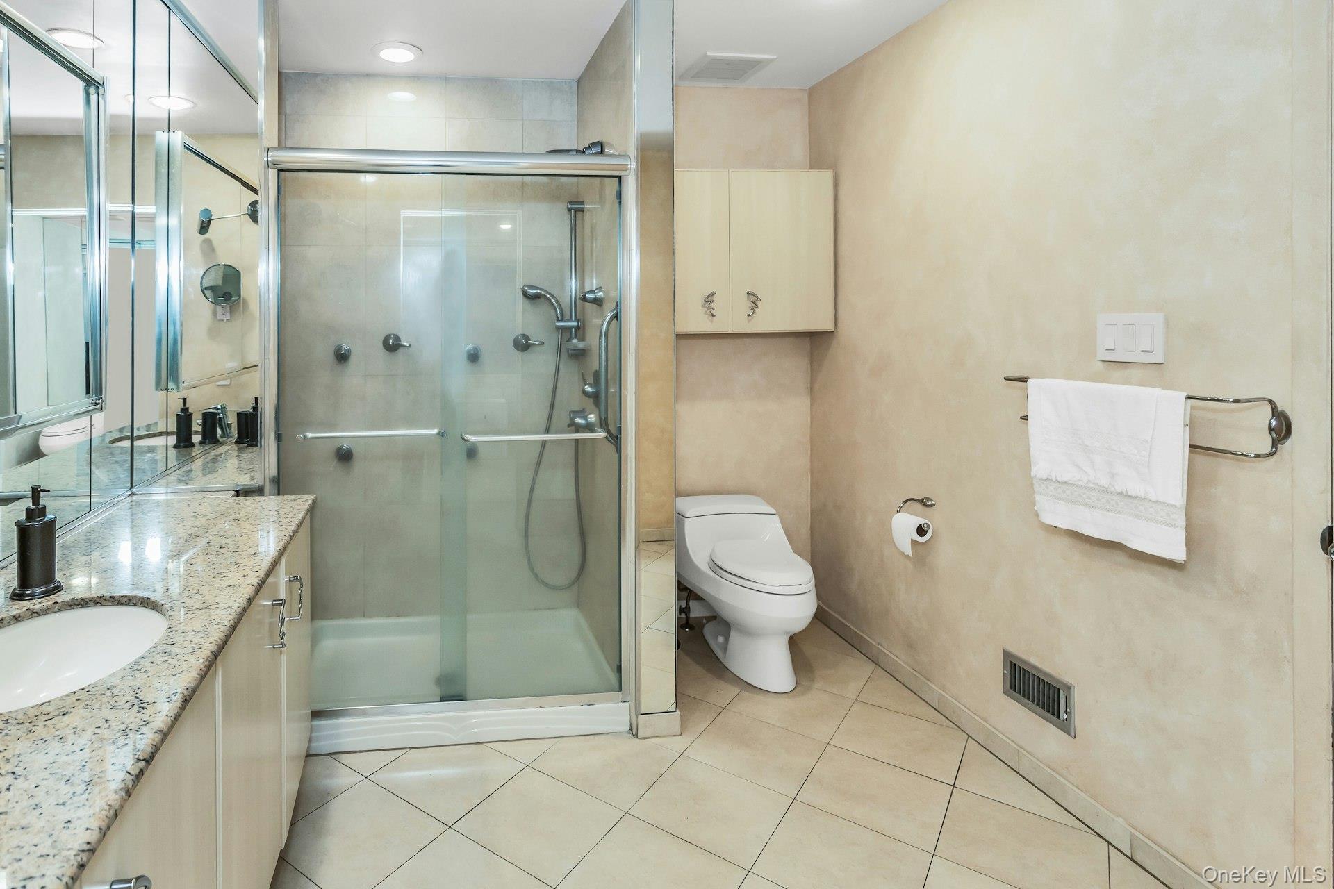 Condo Linnet  Nassau County, NY 11030, MLS-967661-15