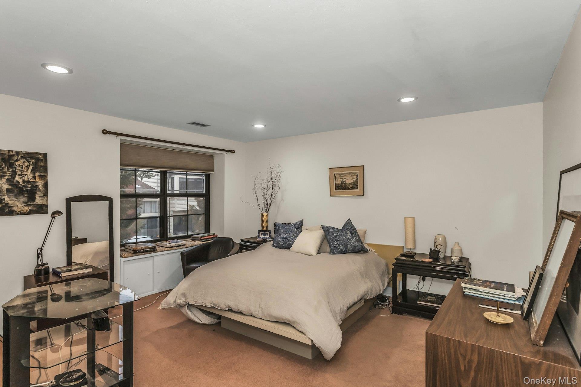 Condo Linnet  Nassau County, NY 11030, MLS-967661-18