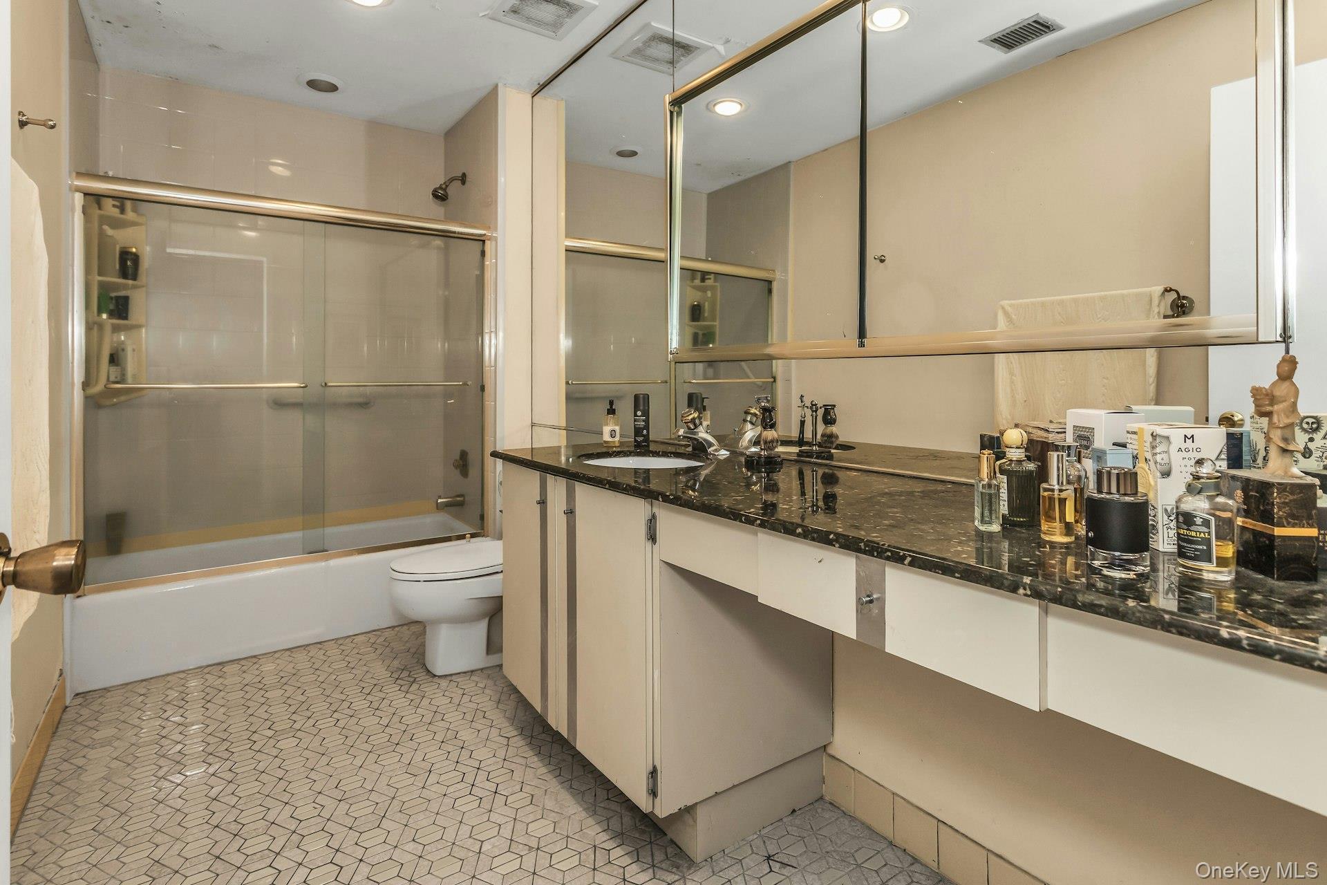 Condo Linnet  Nassau County, NY 11030, MLS-967661-20