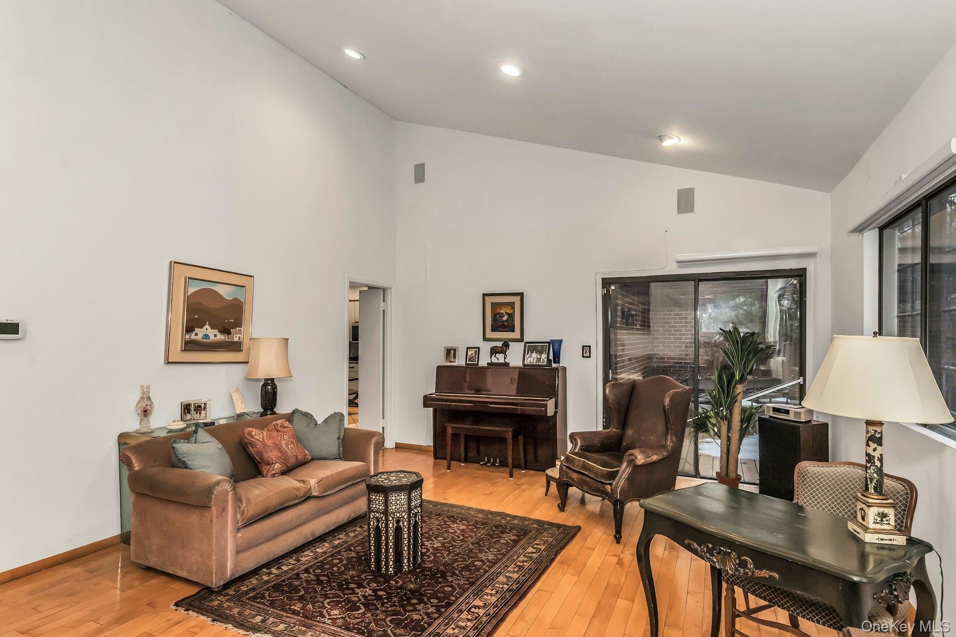 Condo Linnet  Nassau County, NY 11030, MLS-967661-4