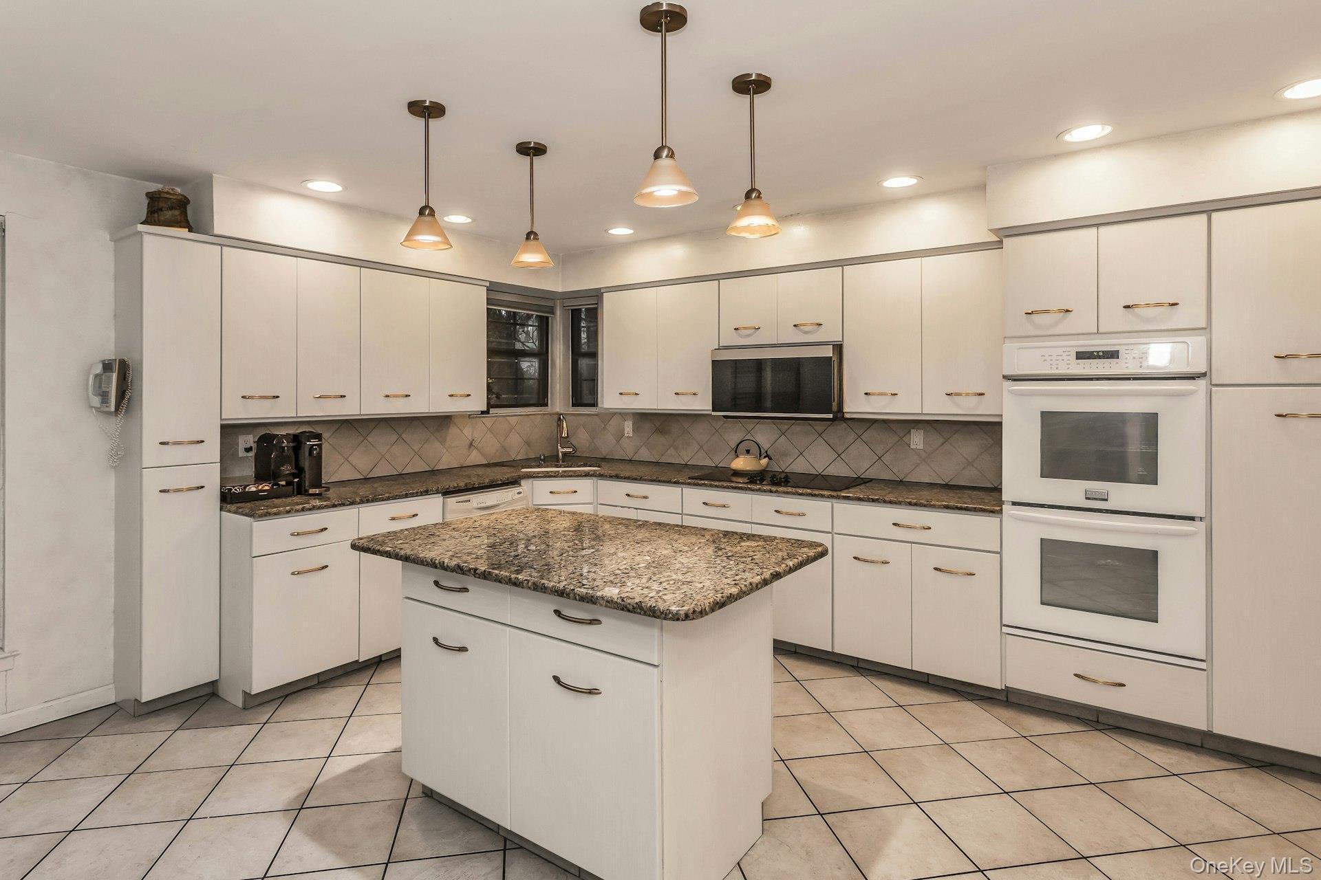 Condo Linnet  Nassau County, NY 11030, MLS-967661-8