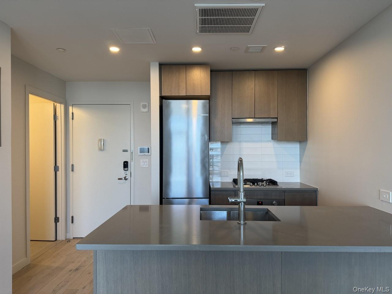 Condo 40th  Queens, NY 11354, MLS-968313-14