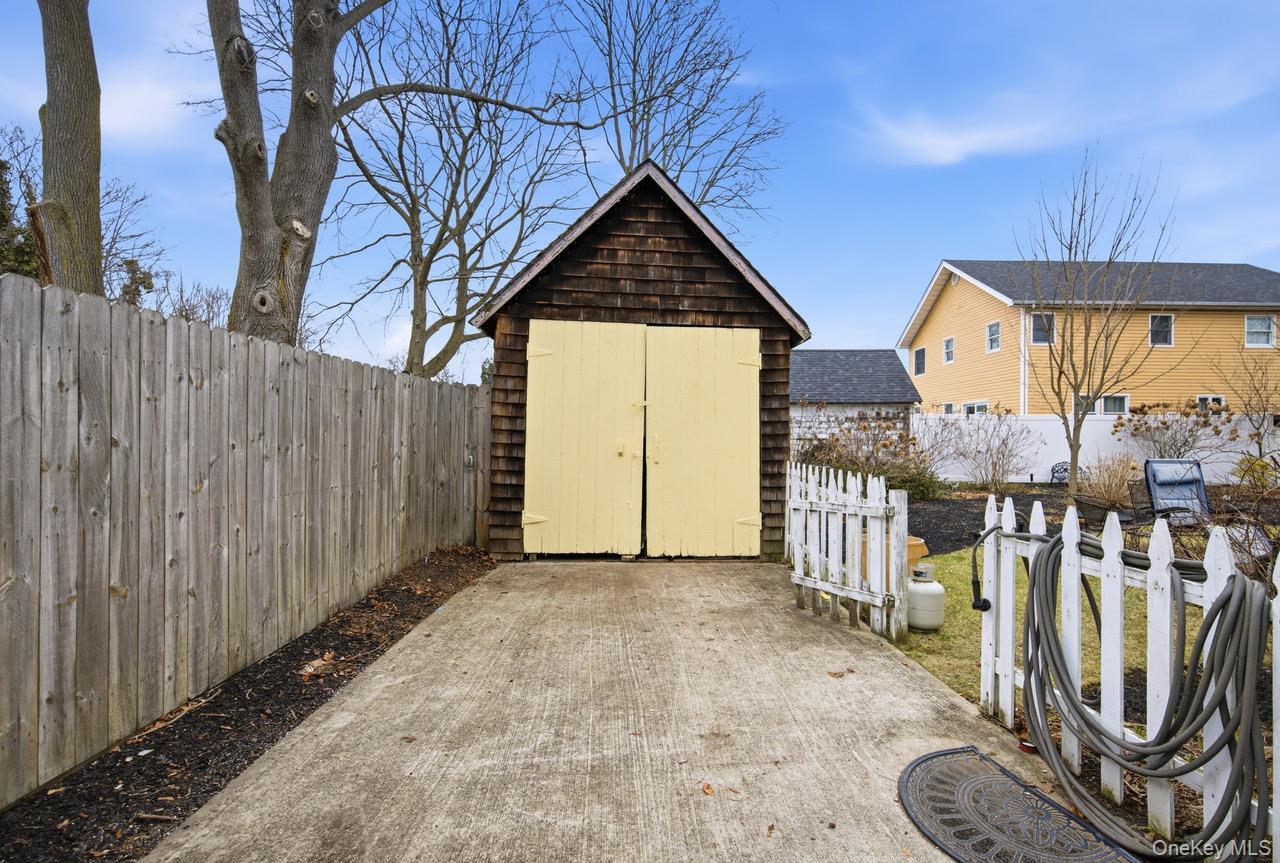 Single Family Smith  Suffolk County, NY 11751, MLS-968322-27