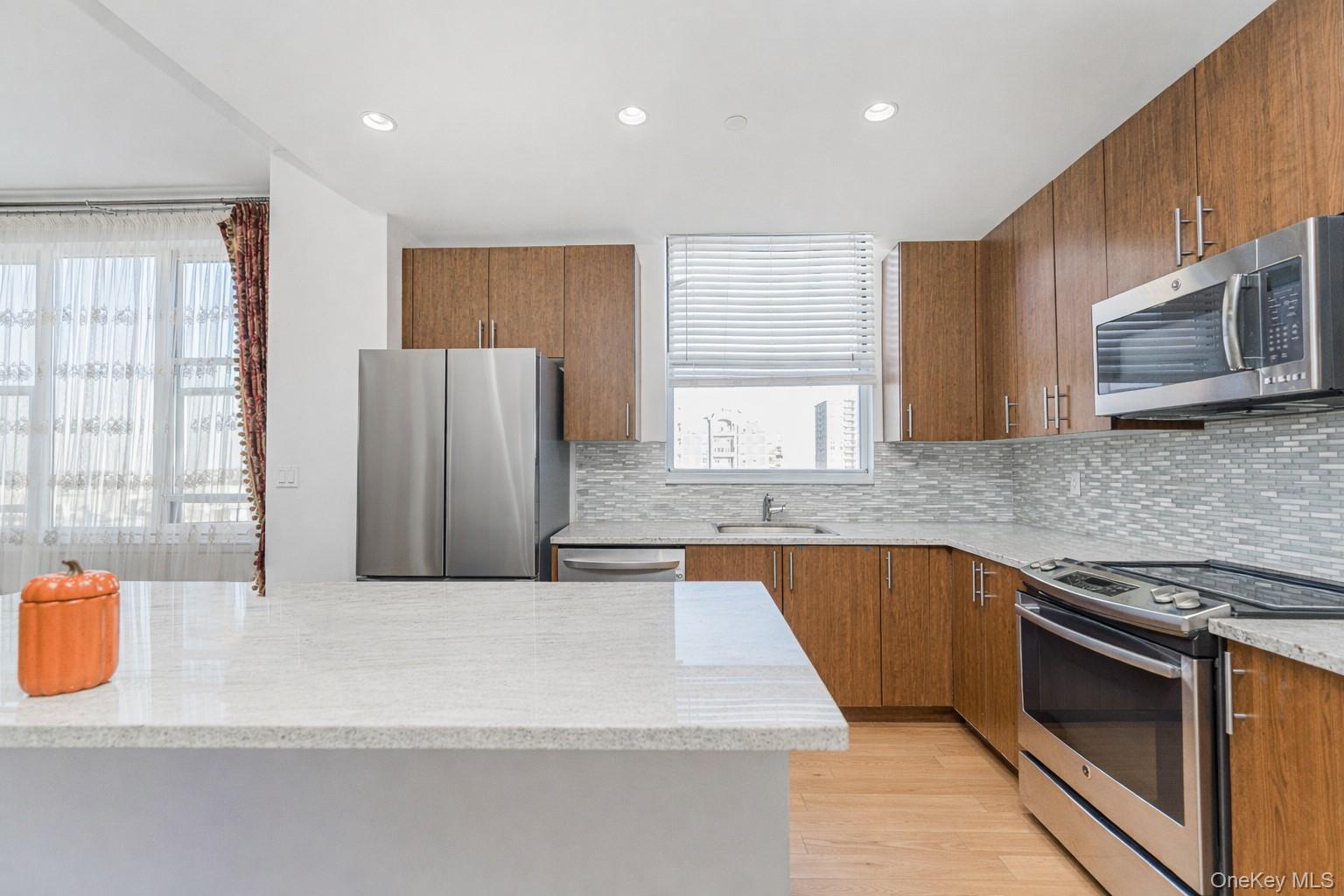Condo Oceana  Brooklyn, NY 11235, MLS-968420-4