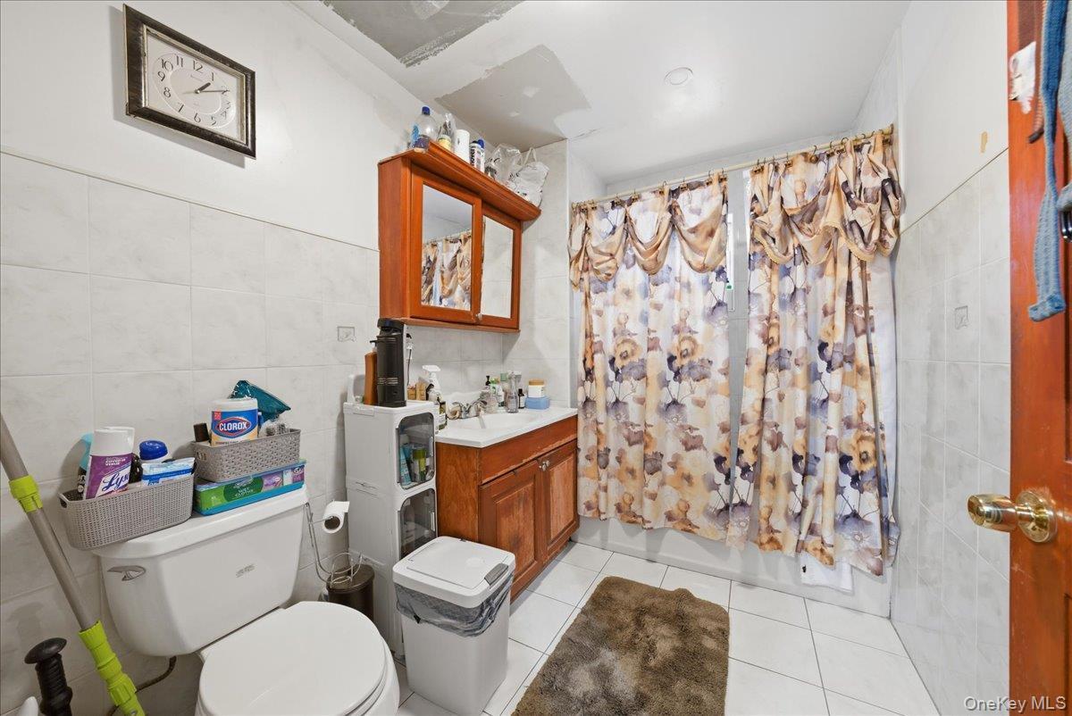 Single Family Laconia Bronx, NY 10469, MLS-968653-12