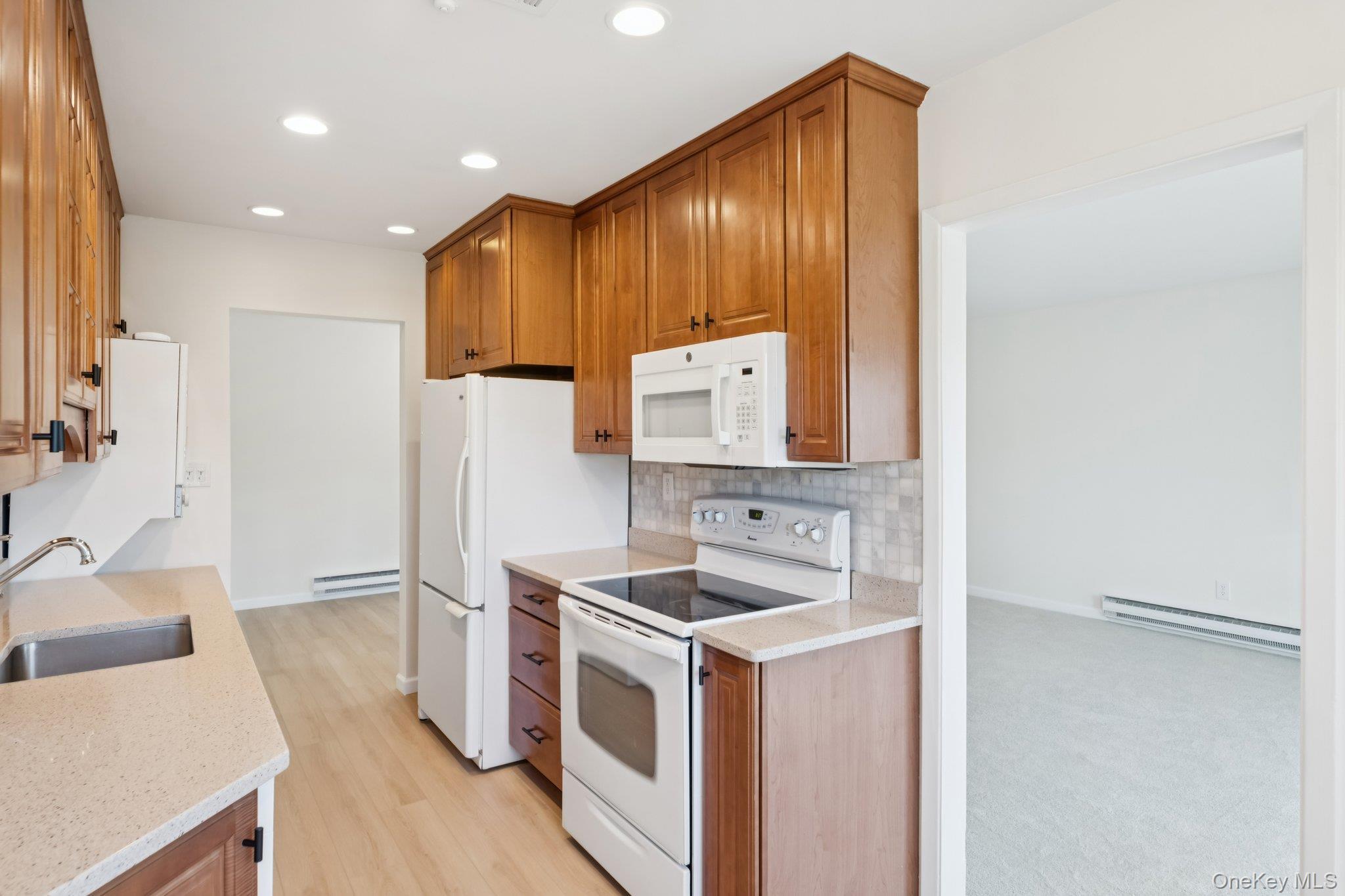 Condo Drew  Suffolk County, NY 11780, MLS-968859-10