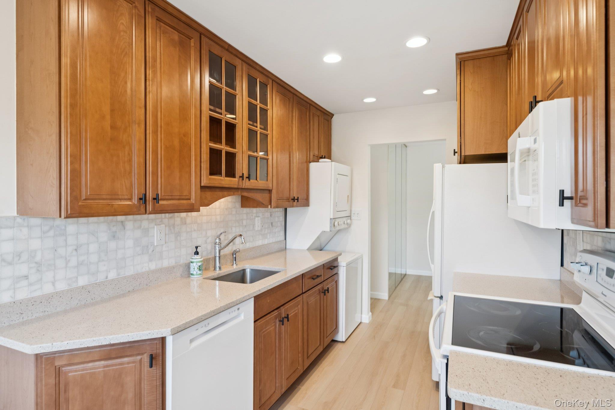 Condo Drew  Suffolk County, NY 11780, MLS-968859-11