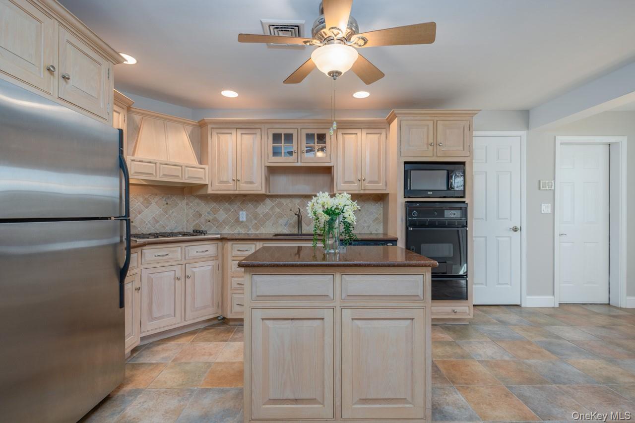Single Family Dutch  Rockland County, NY 10994, MLS-968934-17