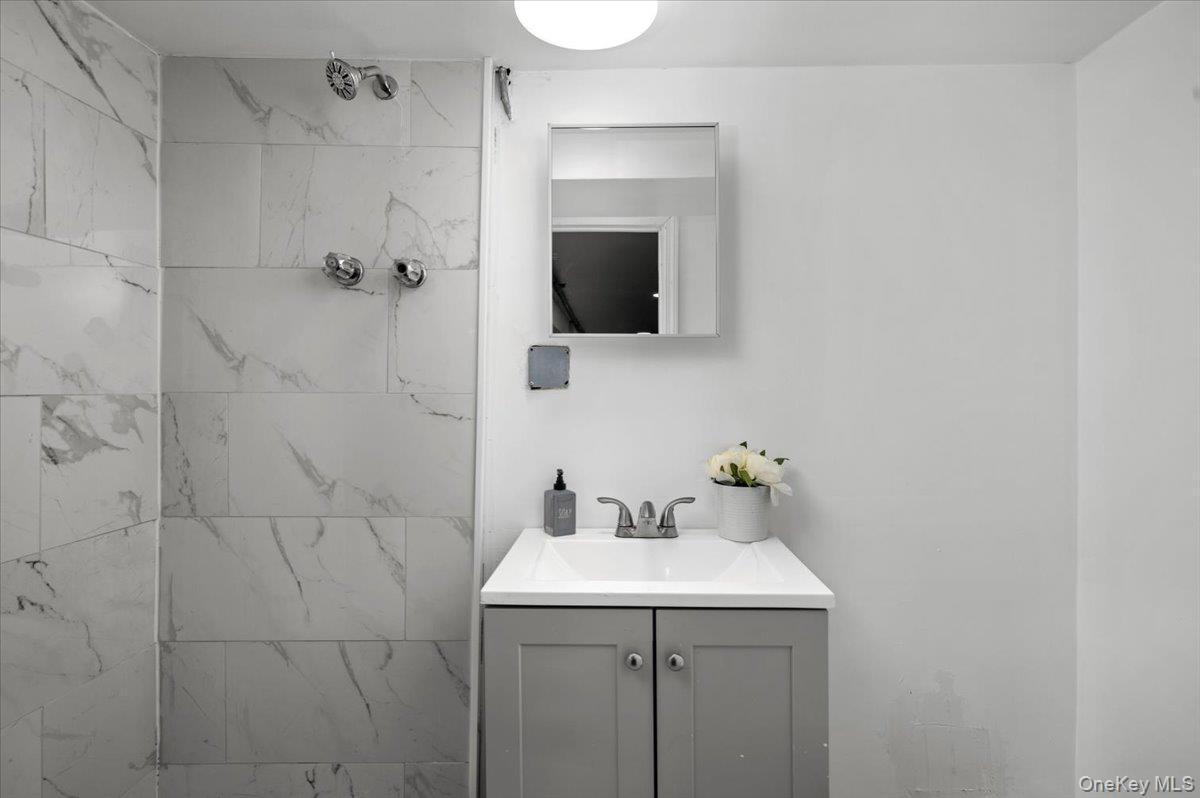 Single Family Zoller  Queens, NY 11434, MLS-969435-17