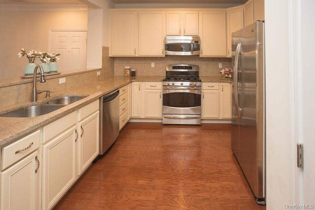 Condo Saratoga  Dutchess County, NY 12524, MLS-969458-12