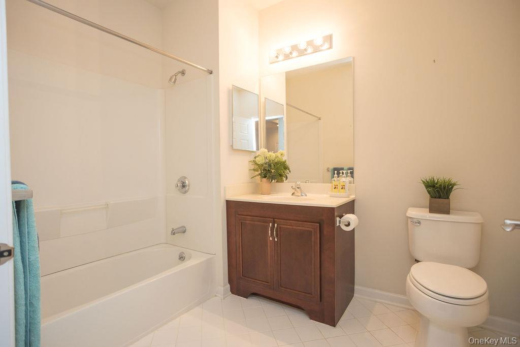 Condo Saratoga  Dutchess County, NY 12524, MLS-969458-23