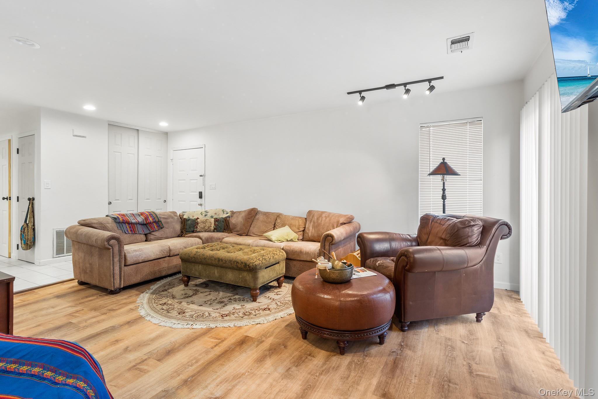 Condo Aspen Nassau County, NY 11793, MLS-969635-2