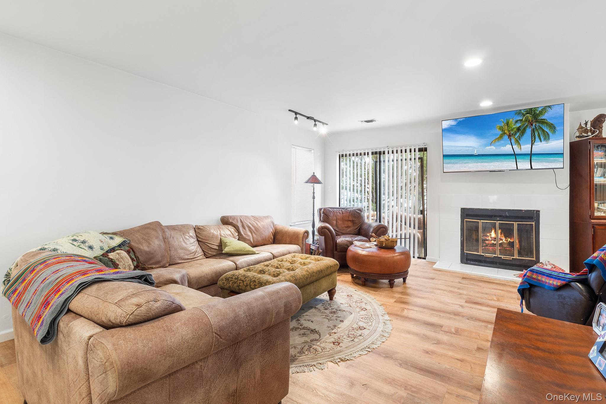 Condo Aspen Nassau County, NY 11793, MLS-969635-3