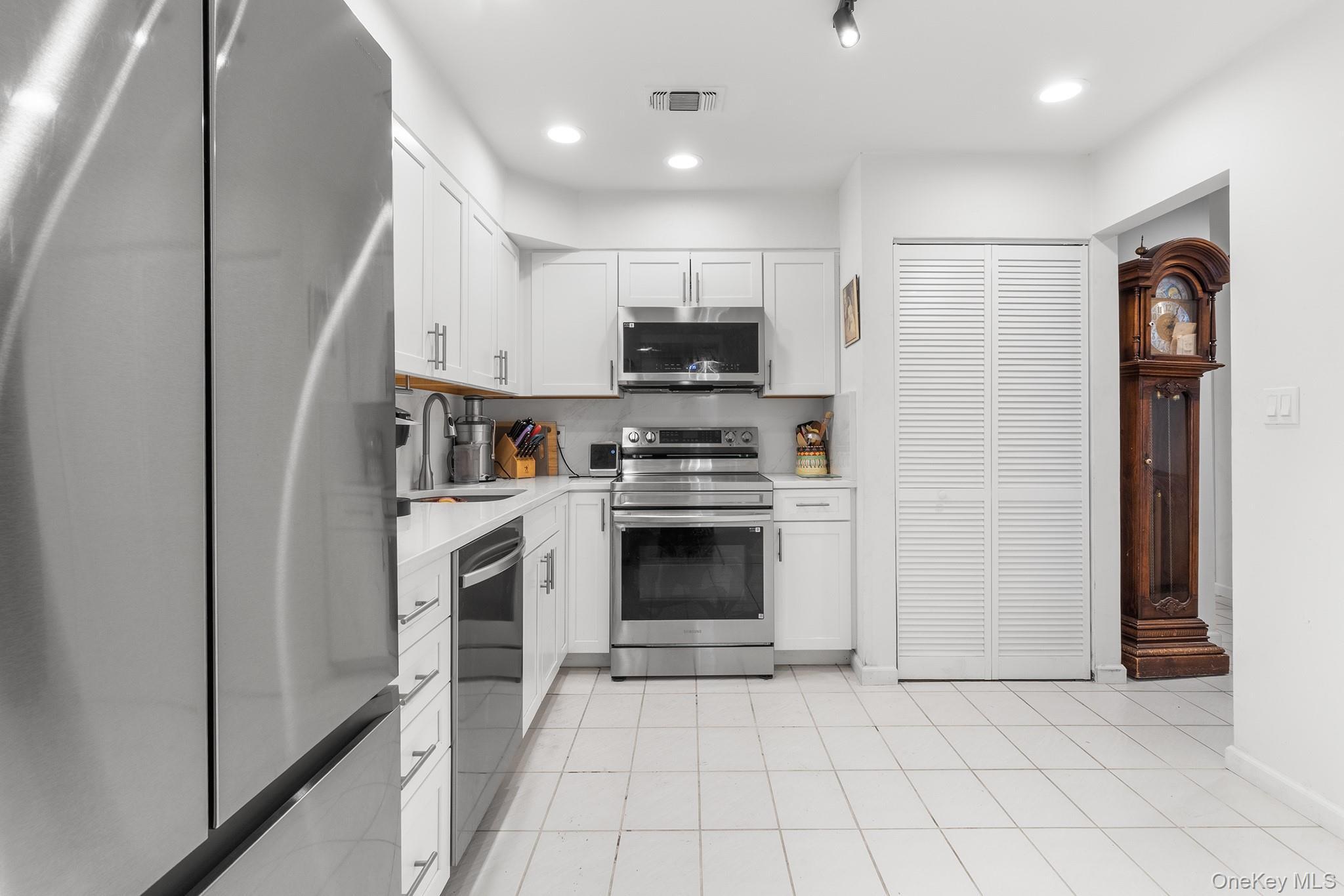 Condo Aspen Nassau County, NY 11793, MLS-969635-8