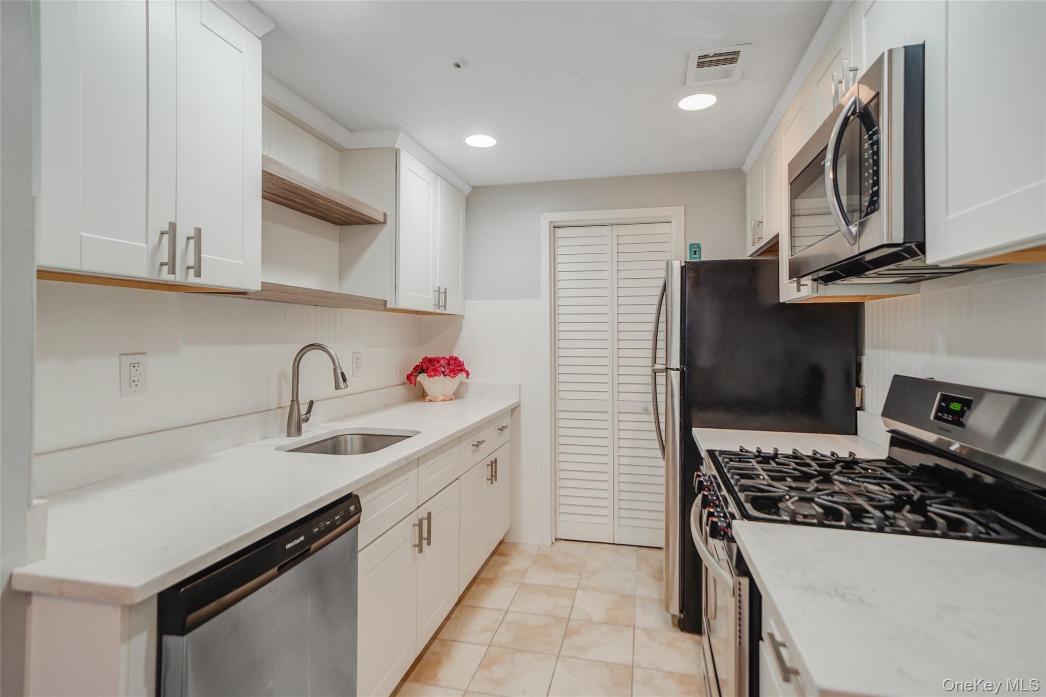 Condo Birchwood  Suffolk County, NY 11763, MLS-969846-8