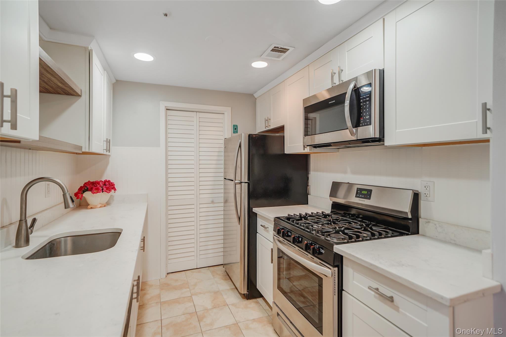 Condo Birchwood  Suffolk County, NY 11763, MLS-969846-9