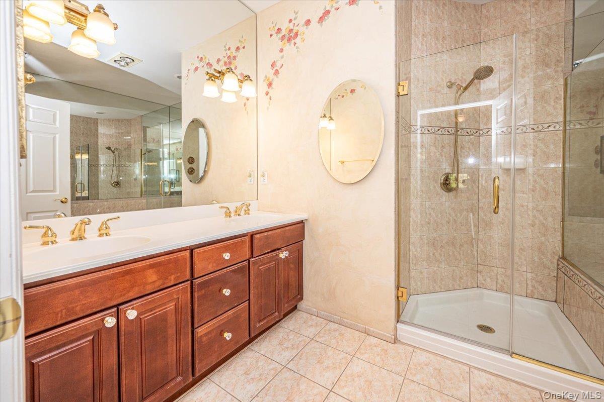 Condo Florencia  Suffolk County, NY 11747, MLS-970078-21