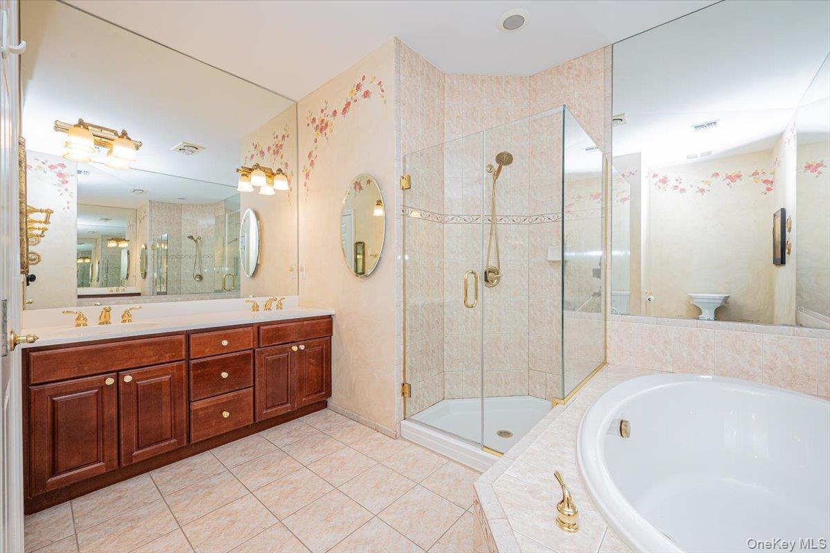 Condo Florencia  Suffolk County, NY 11747, MLS-970078-22