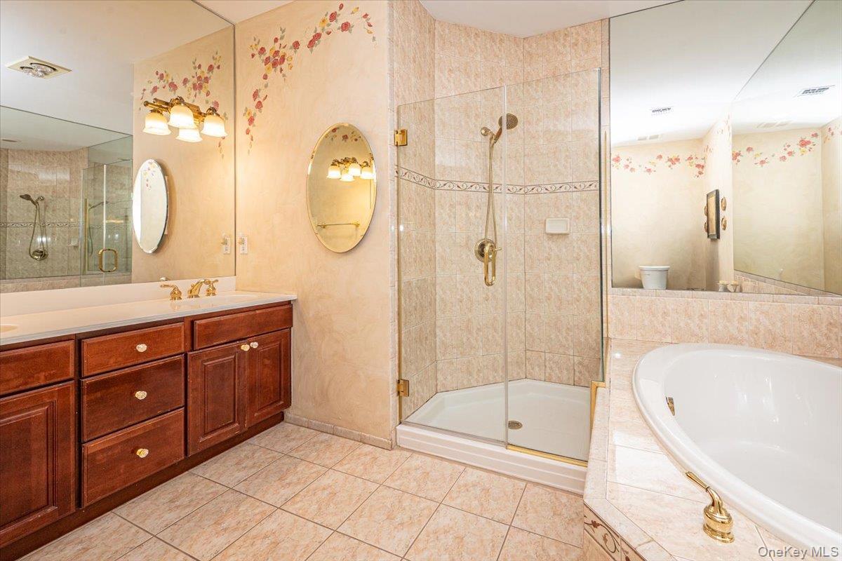 Condo Florencia  Suffolk County, NY 11747, MLS-970078-23