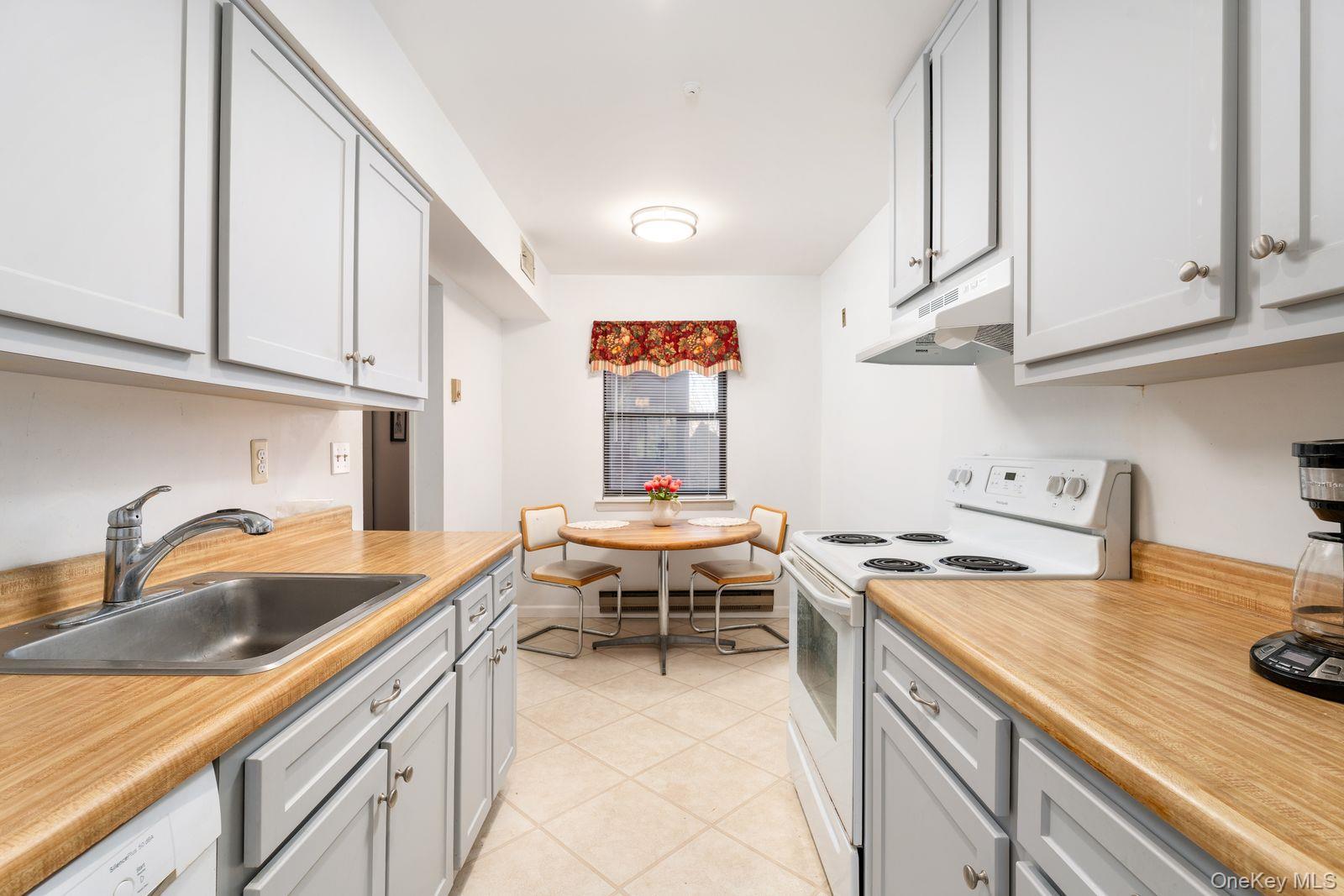 Condo Drew  Suffolk County, NY 11780, MLS-970144-6