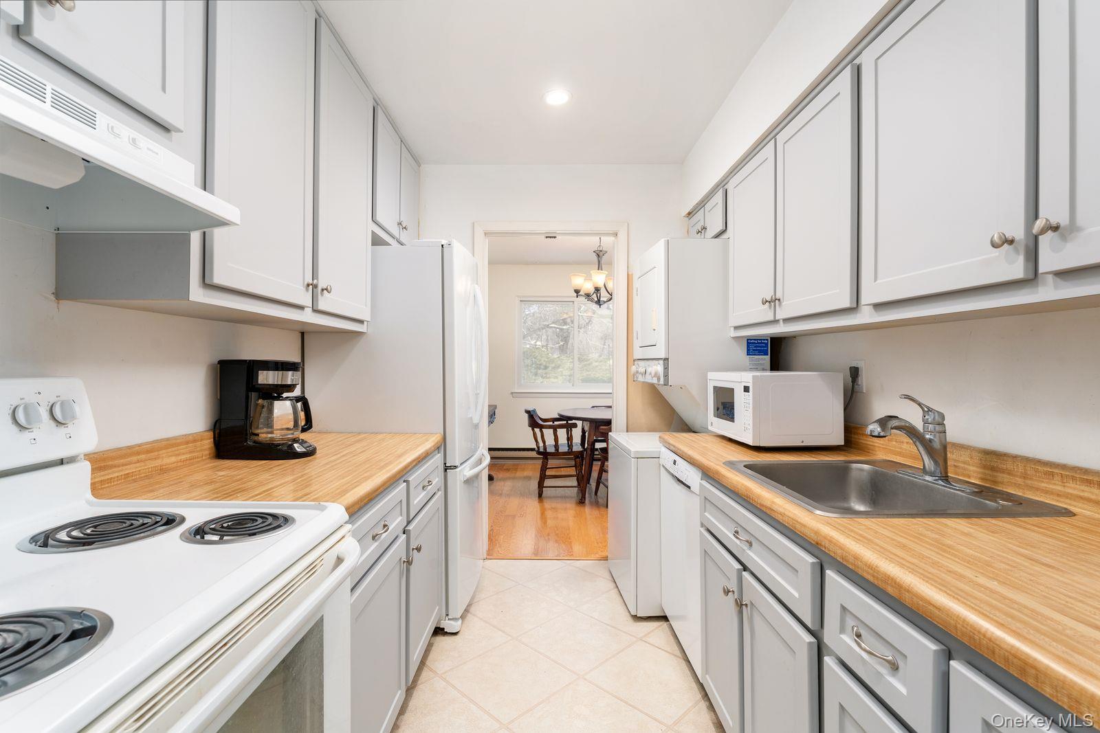 Condo Drew  Suffolk County, NY 11780, MLS-970144-7