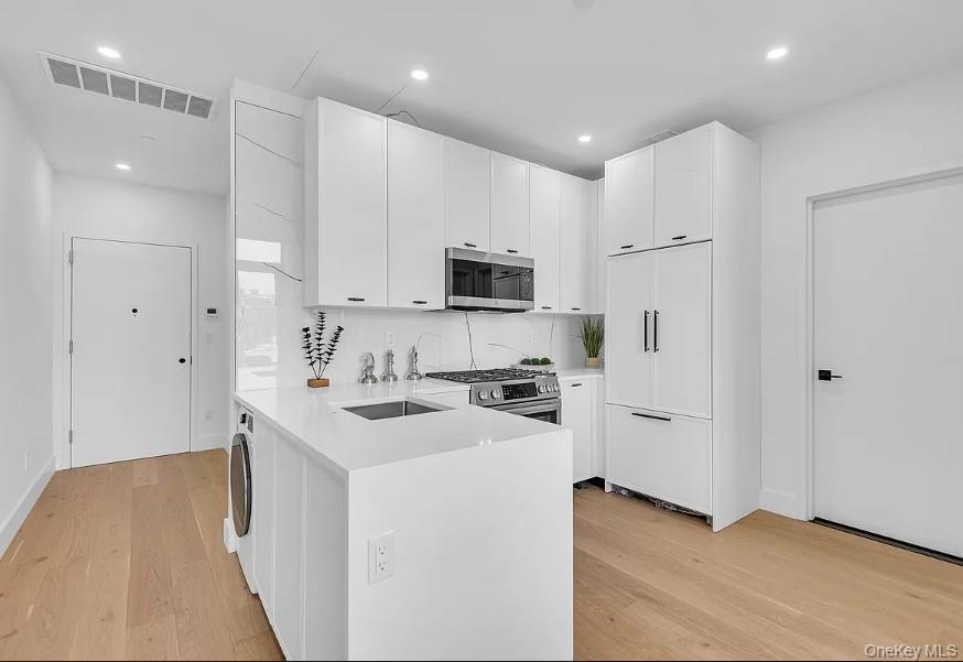 Condo 5th  Queens, NY 11101, MLS-970157-3