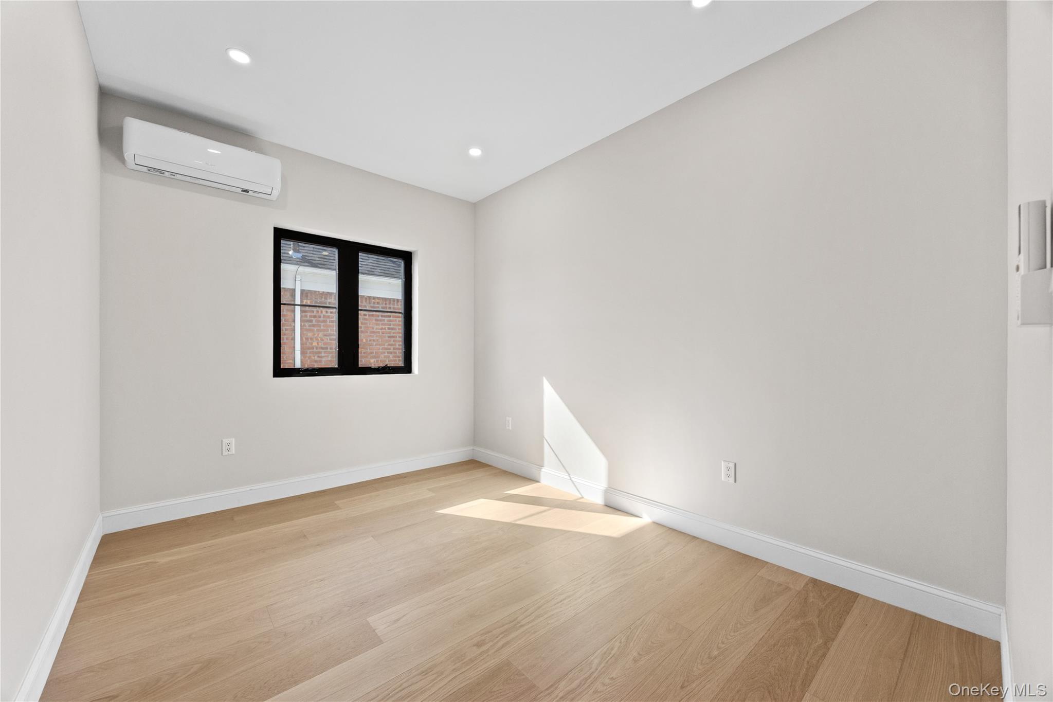 Single Family 175th  Queens, NY 11366, MLS-970183-23