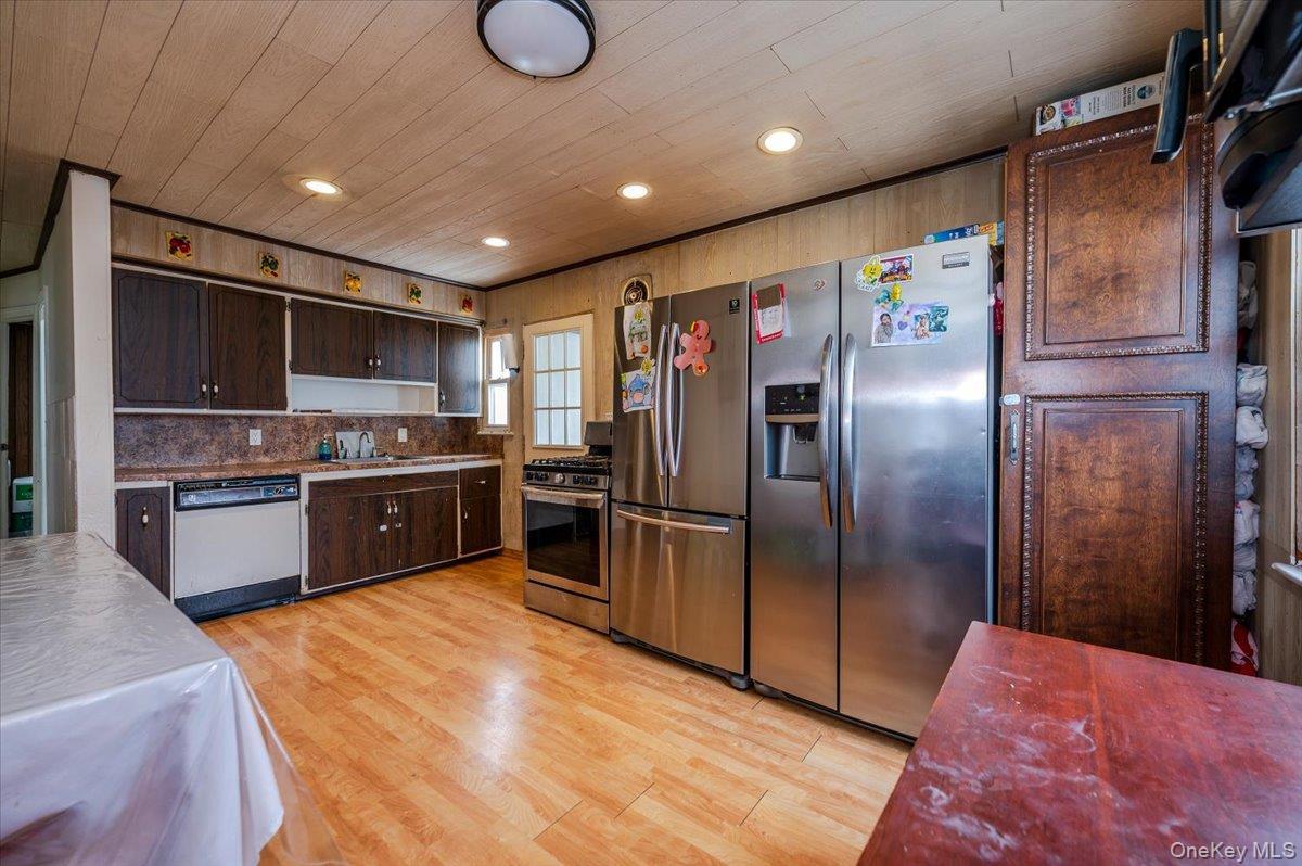Single Family Oak  Nassau County, NY 11096, MLS-970519-4