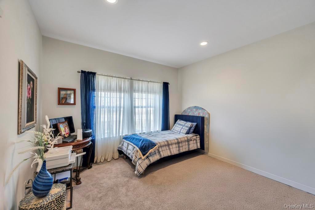 Single Family Flower  Suffolk County, NY 11967, MLS-970737-29