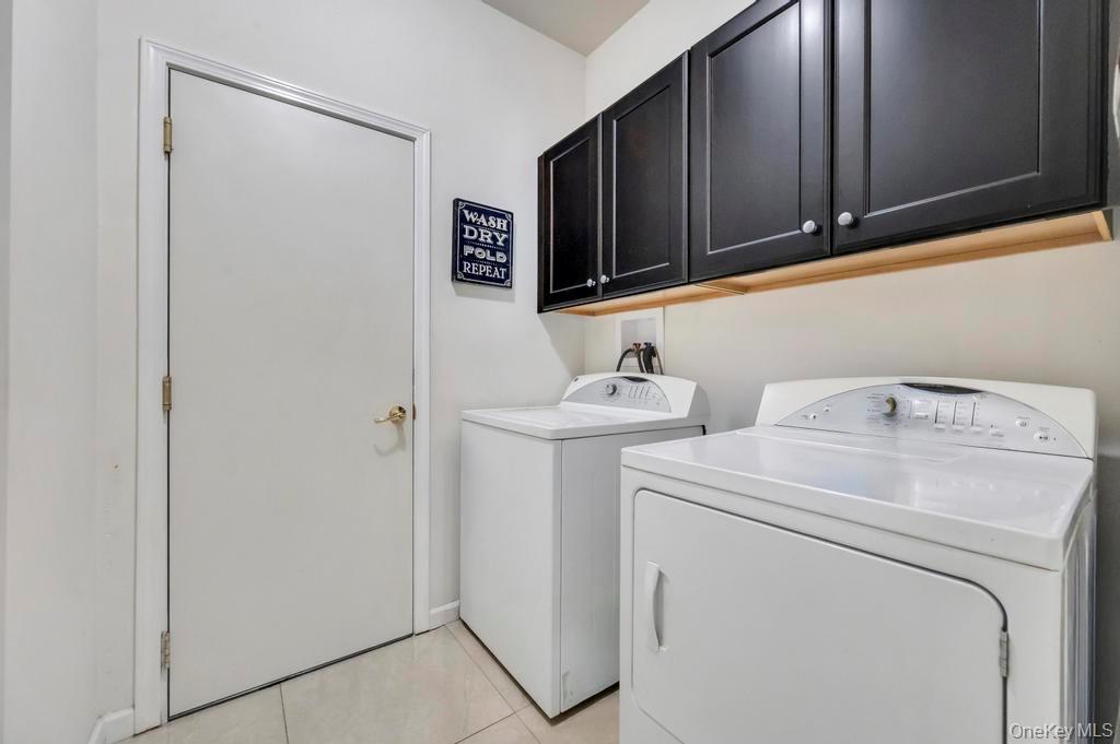 Single Family Flower  Suffolk County, NY 11967, MLS-970737-34