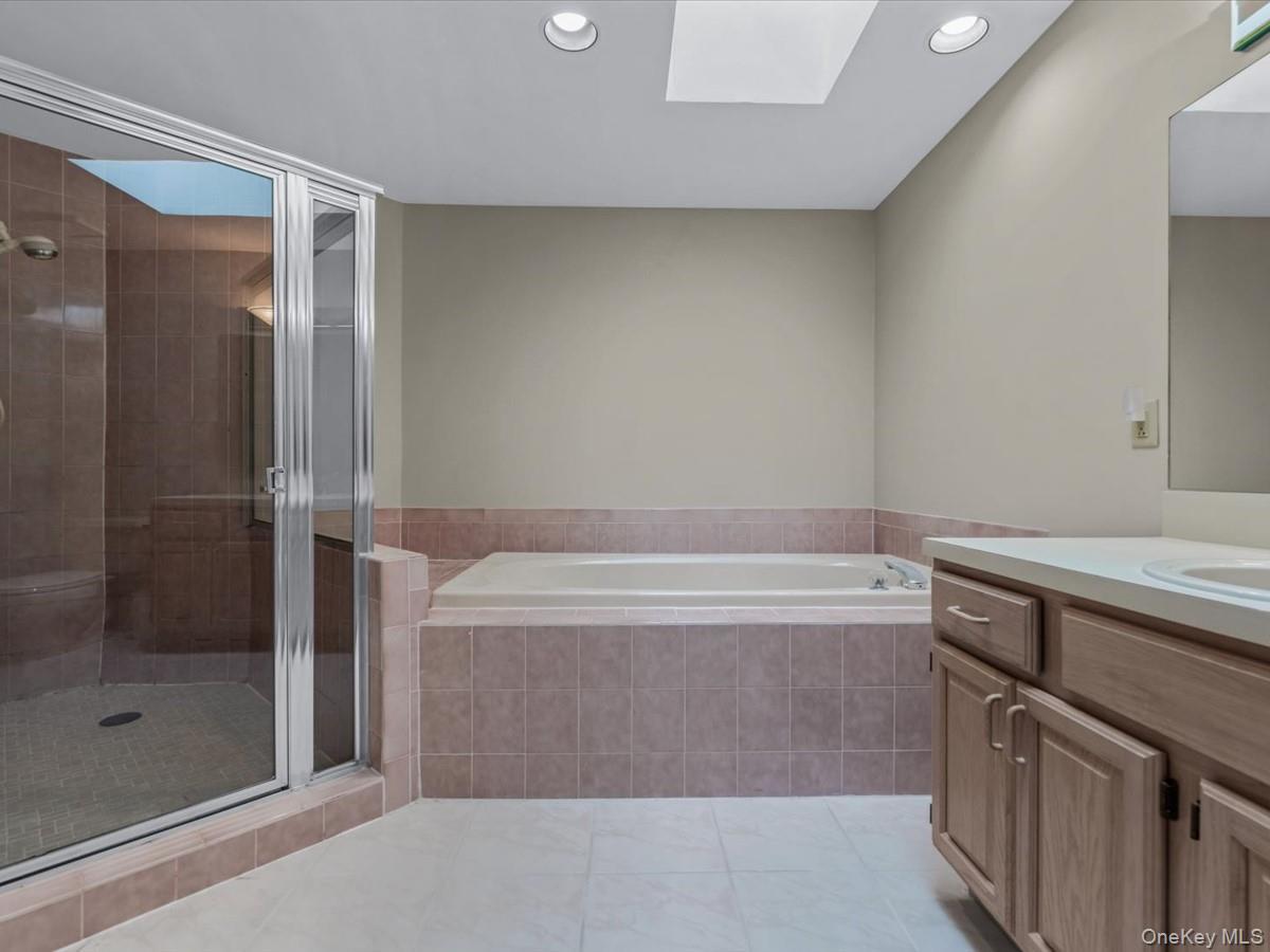 Condo Lakebridge Suffolk County, NY 11754, MLS-970789-10