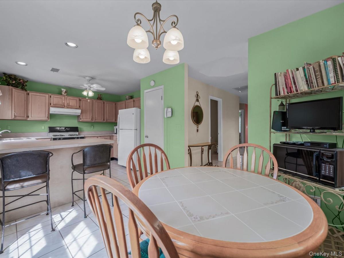 Condo Lakebridge Suffolk County, NY 11754, MLS-970789-11