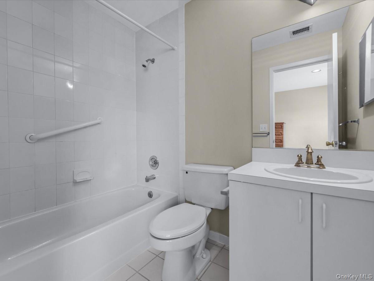 Condo Lakebridge Suffolk County, NY 11754, MLS-970789-23