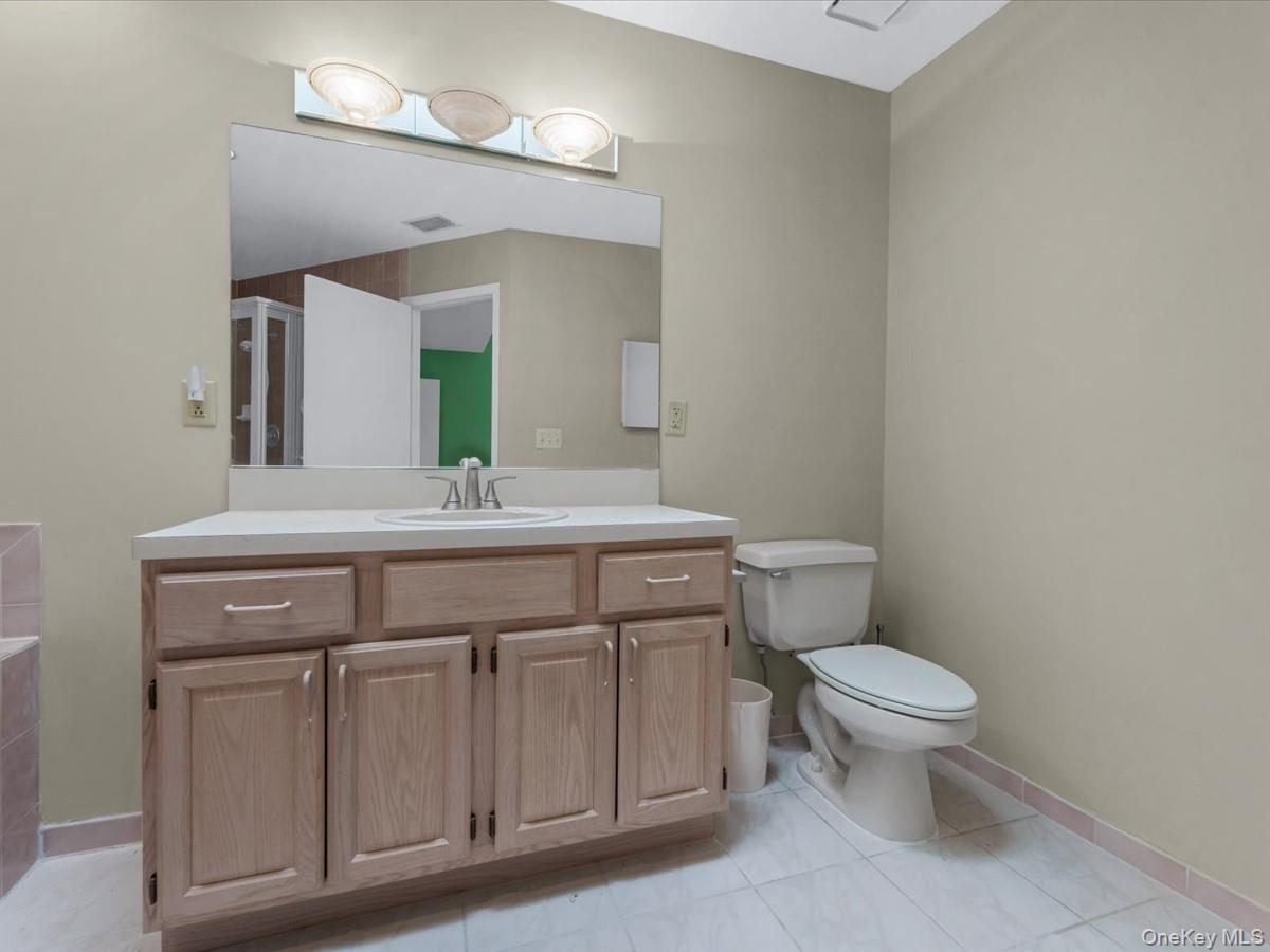 Condo Lakebridge Suffolk County, NY 11754, MLS-970789-9