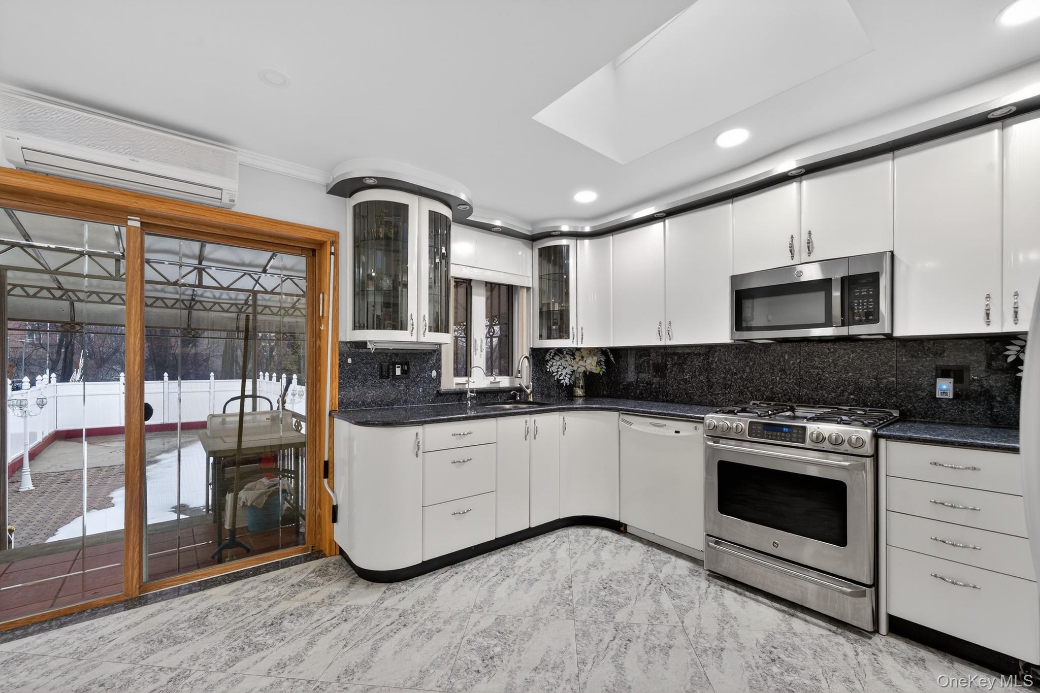 Single Family Alderton  Queens, NY 11374, MLS-971025-4