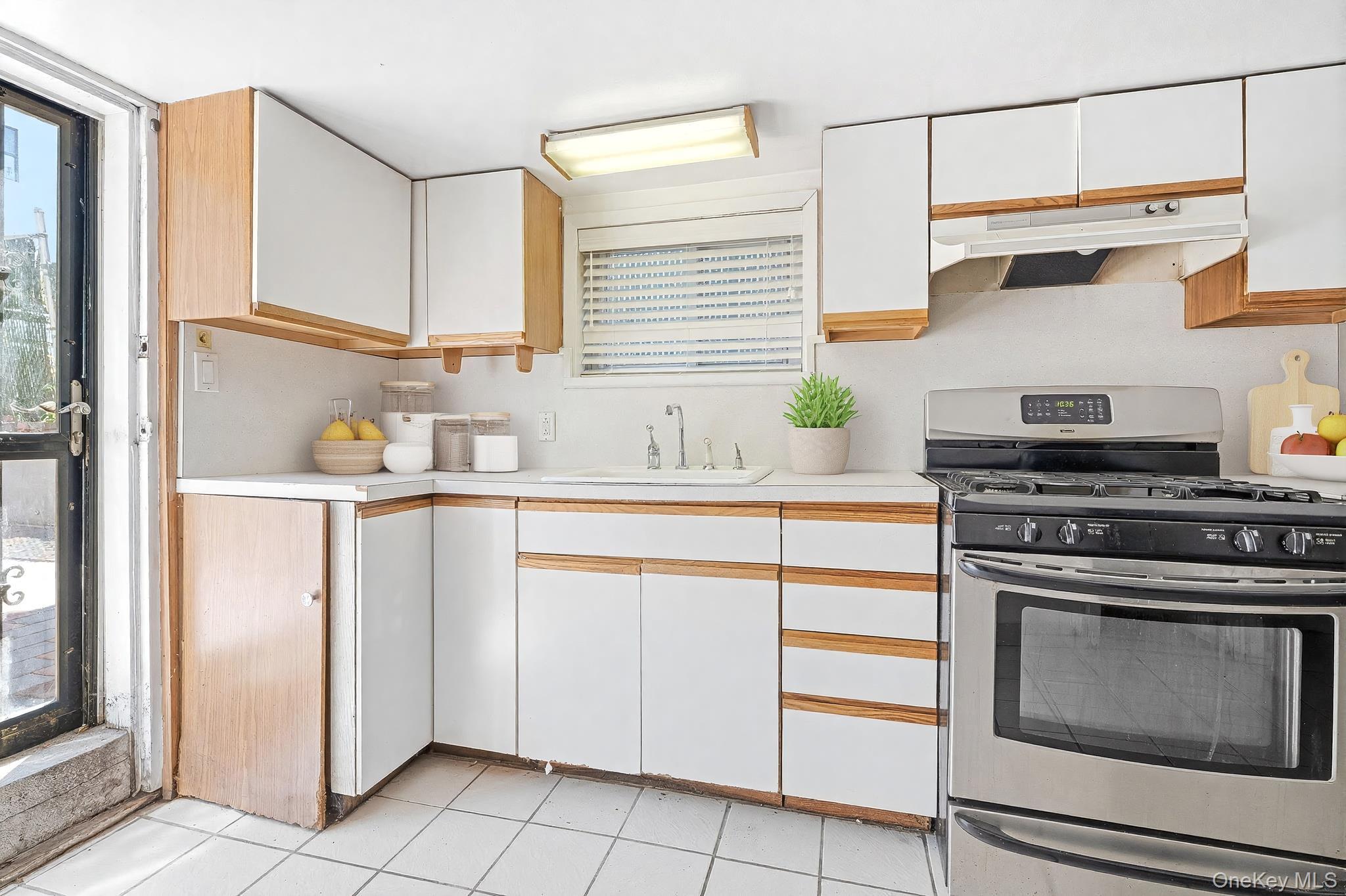 Single Family Delancey Place  Bronx, NY 10462, MLS-971742-20