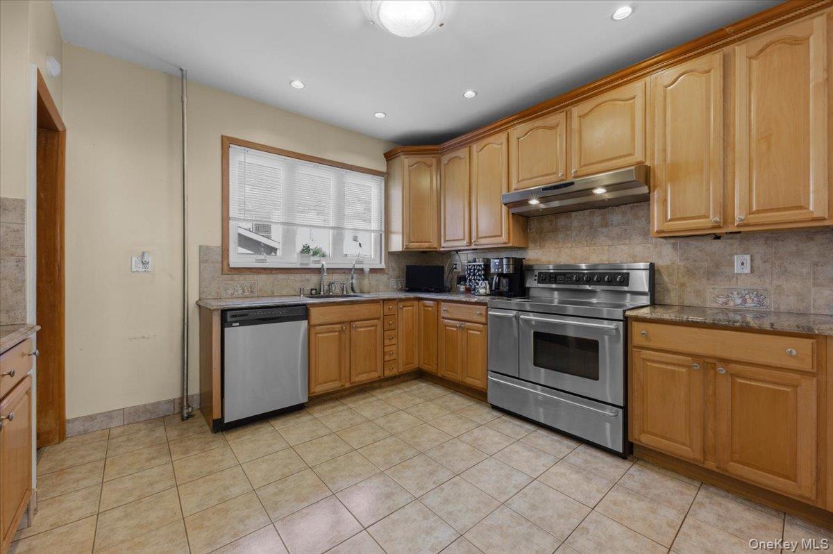 Single Family 60th  Queens, NY 11385, MLS-971969-8