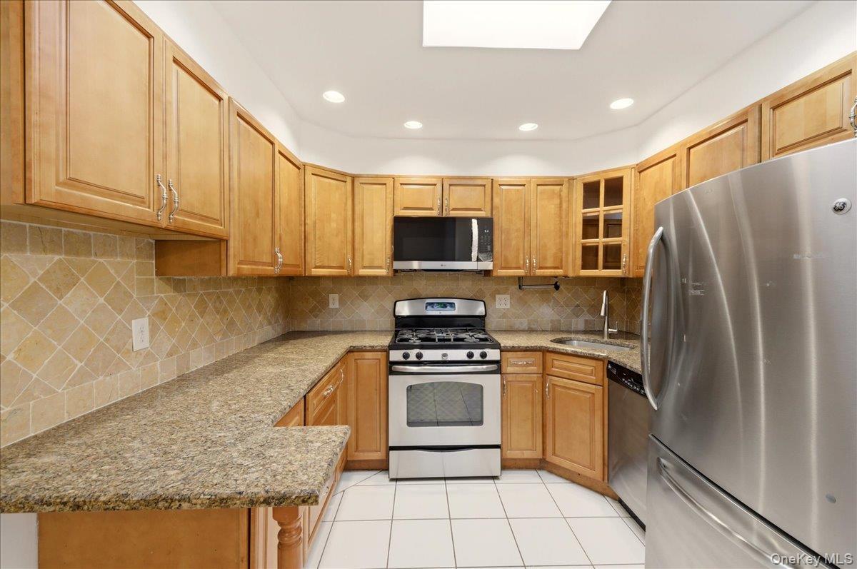 Single Family Hollywood  Bronx, NY 10465, MLS-972328-6