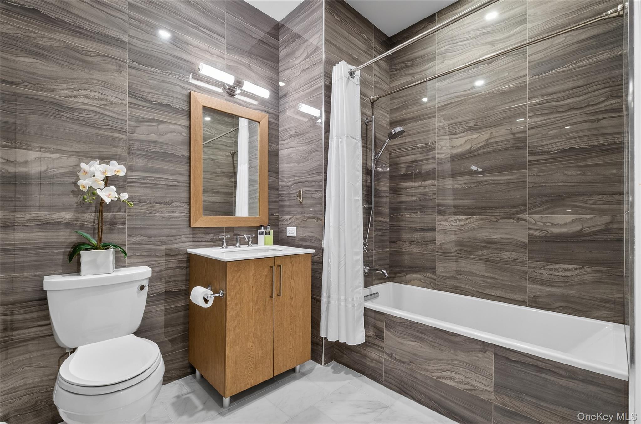 Condo Garvies Point  Nassau County, NY 11542, MLS-972469-20