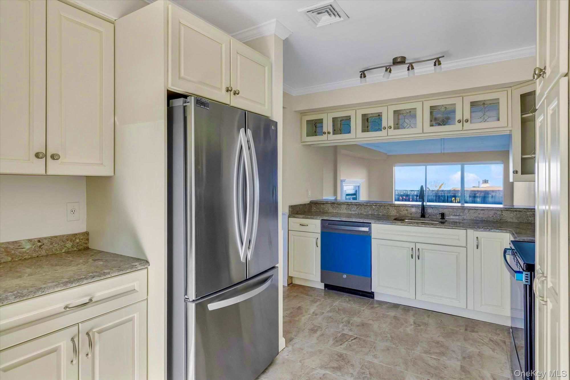 Condo Fox Hill  Suffolk County, NY 11933, MLS-972692-10