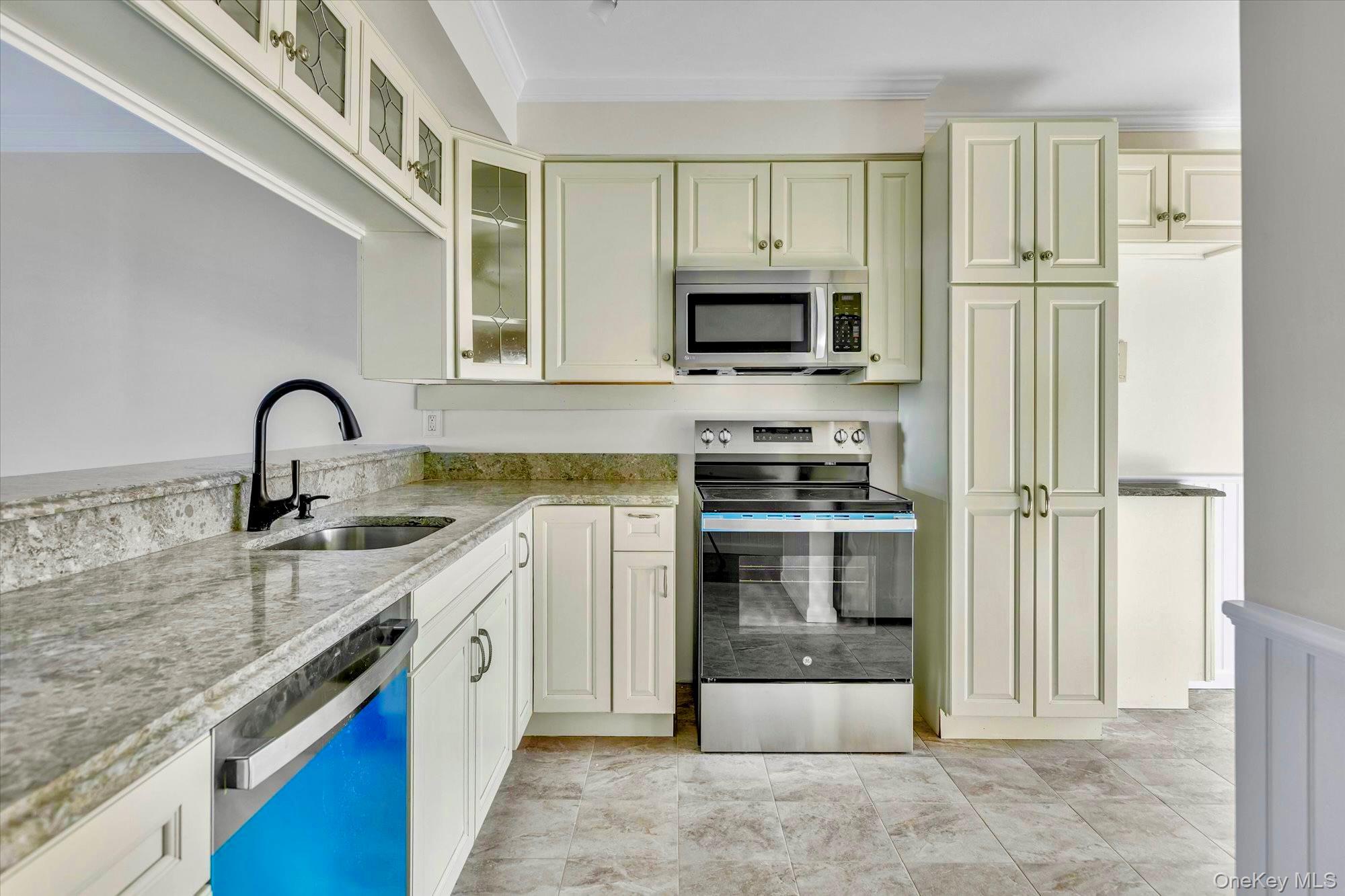 Condo Fox Hill  Suffolk County, NY 11933, MLS-972692-8