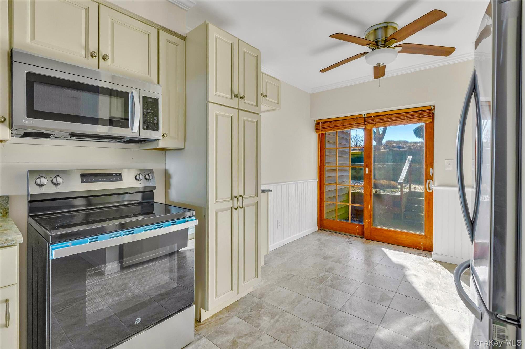 Condo Fox Hill  Suffolk County, NY 11933, MLS-972692-9