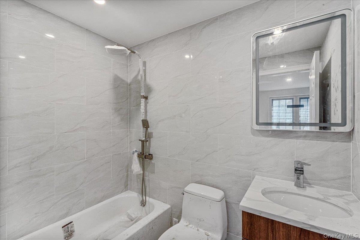 Single Family Hawtree St  Queens, NY 11417, MLS-972862-20