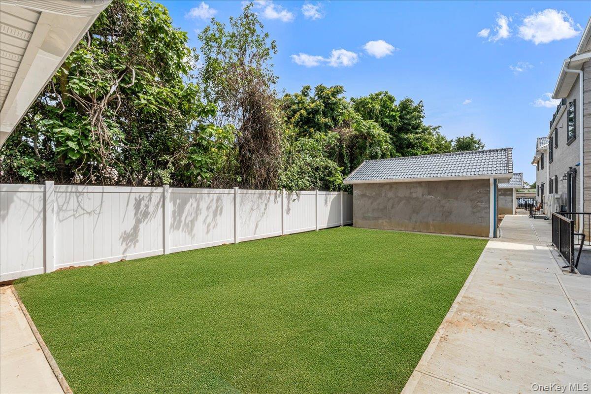 Single Family Hawtree  Queens, NY 11417, MLS-972877-33