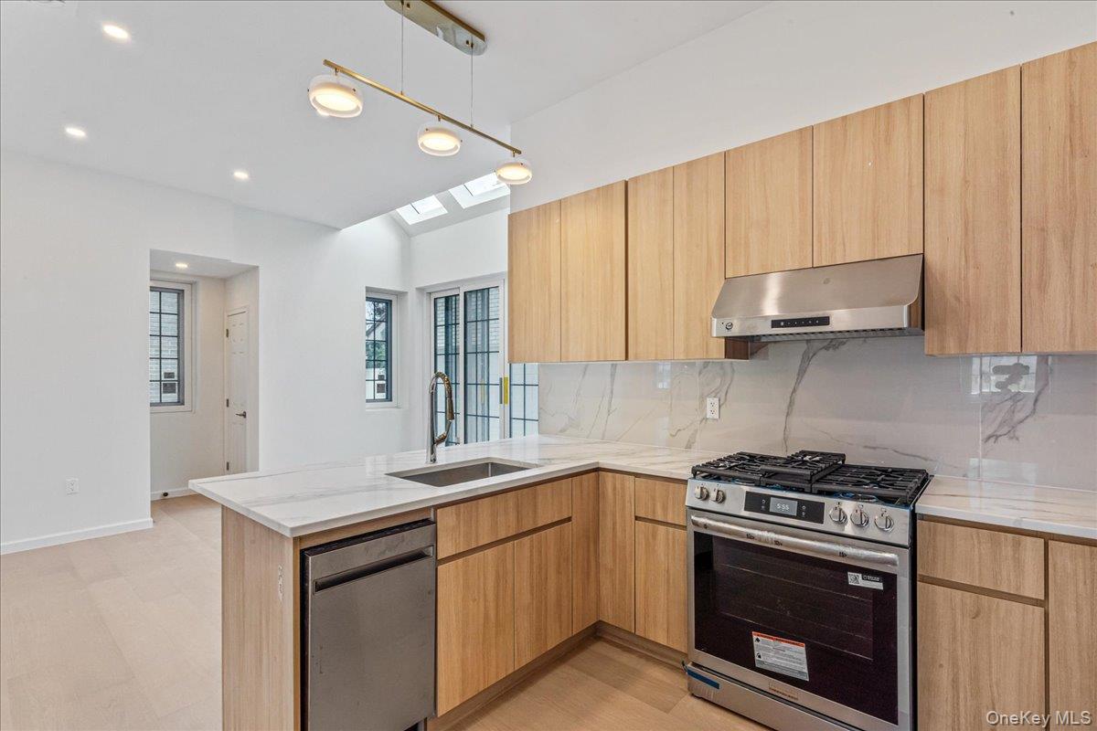 Single Family Hawtree  Queens, NY 11417, MLS-972877-7